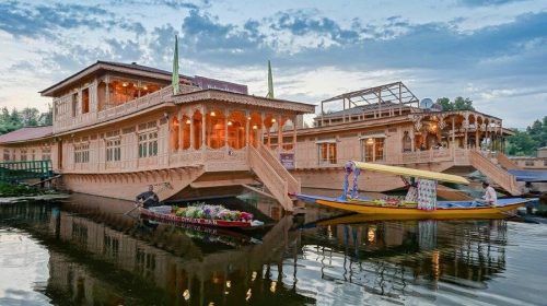 Hills and  Houseboats- A luxury tour to Kashmir